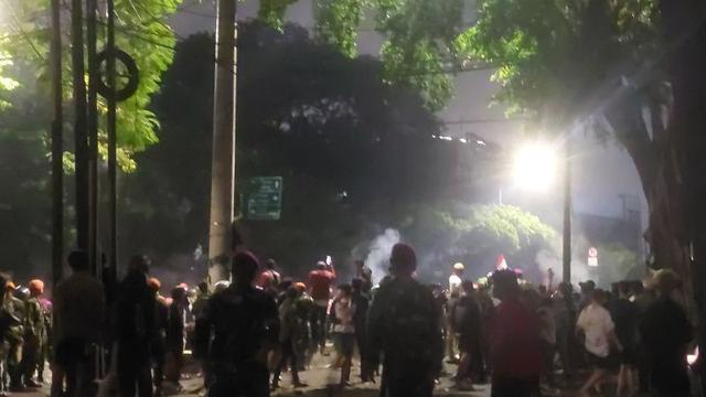 Bentrokan massa aksi kembali pecah setelah massa menembus barisan aparat TNI yang berjaga di depan Mako Brimob di Jalan Kramat Kwitang, Jakarta, Sabtu (30/8/2025).