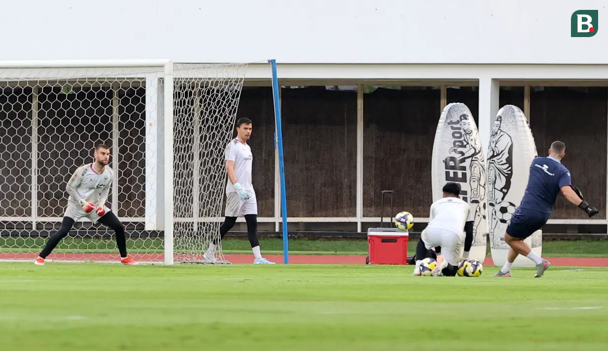 Kiper Timnas Indonesia, Maarten Paes dan Emil Audero melakoni latihan resmi menjelang laga FIFA Series 2026 melawan St Kitts and Nevis di Stadion Madya, Senayan, Jakarta, Kamis (26/03/2026). (Bola.com/M Iqbal Ichsan)