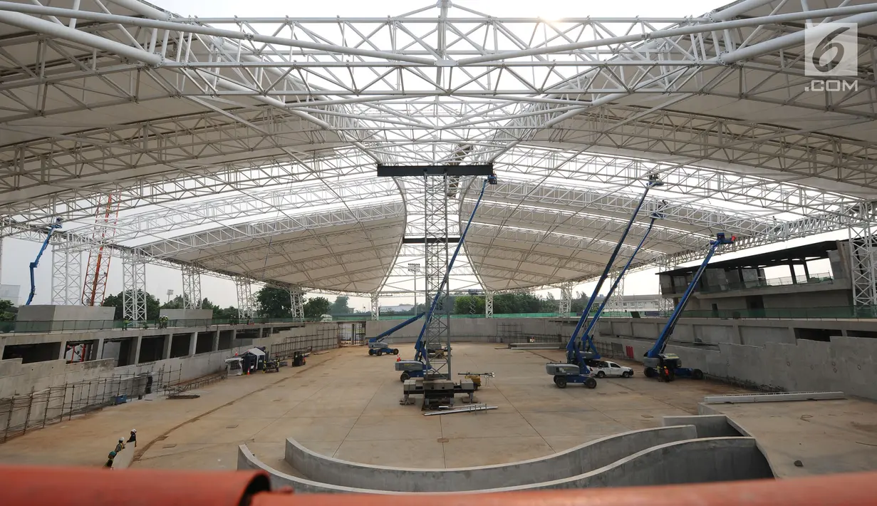 Aktivitas pemasangan atap stadion balap sepeda atau velodrom di Rawamangun, Jakarta, Jumat (3/11). Pembangunan velodrom bertaraf internasional ini sudah mencapai 68 persen dan ditarget selesai, Juni 2018. (Liputan6.com/Helmi Fithriansyah)