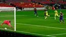 Penyerang Barcelona, Lionel Messi mencetak gol ketiga untuk timnya ke gawang Villarreal pada laga Liga Spanyol di Stadion Nou Camp, Senin (28/9/2020) dini hari. Barcelona menang telak dari Villarreal dengan skor 4-0. (AP Photo/Joan Monfort)