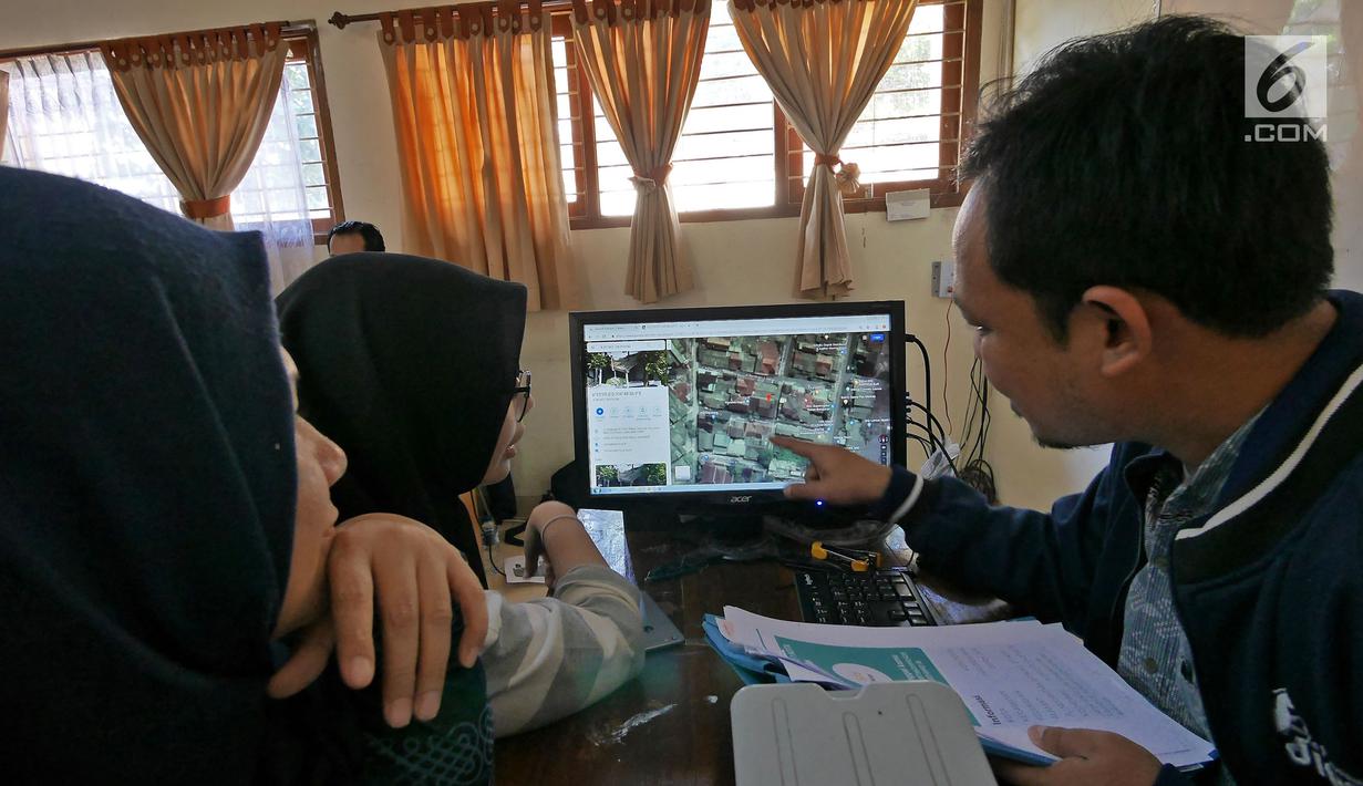 Orangtua murid saat mengisi kelengkapan seleksi Penerimaan Peserta Didik Baru (PPDB) di SMAN 1 Depok,  Kota Depok, Jawa Barat, Selasa (18/6/2019). PPDB SMA dibagi menjadi tiga jalur yakni zonasi, prestasi, dan pemindahan orangtua. (Liputan6.com/Herman Zakharia)