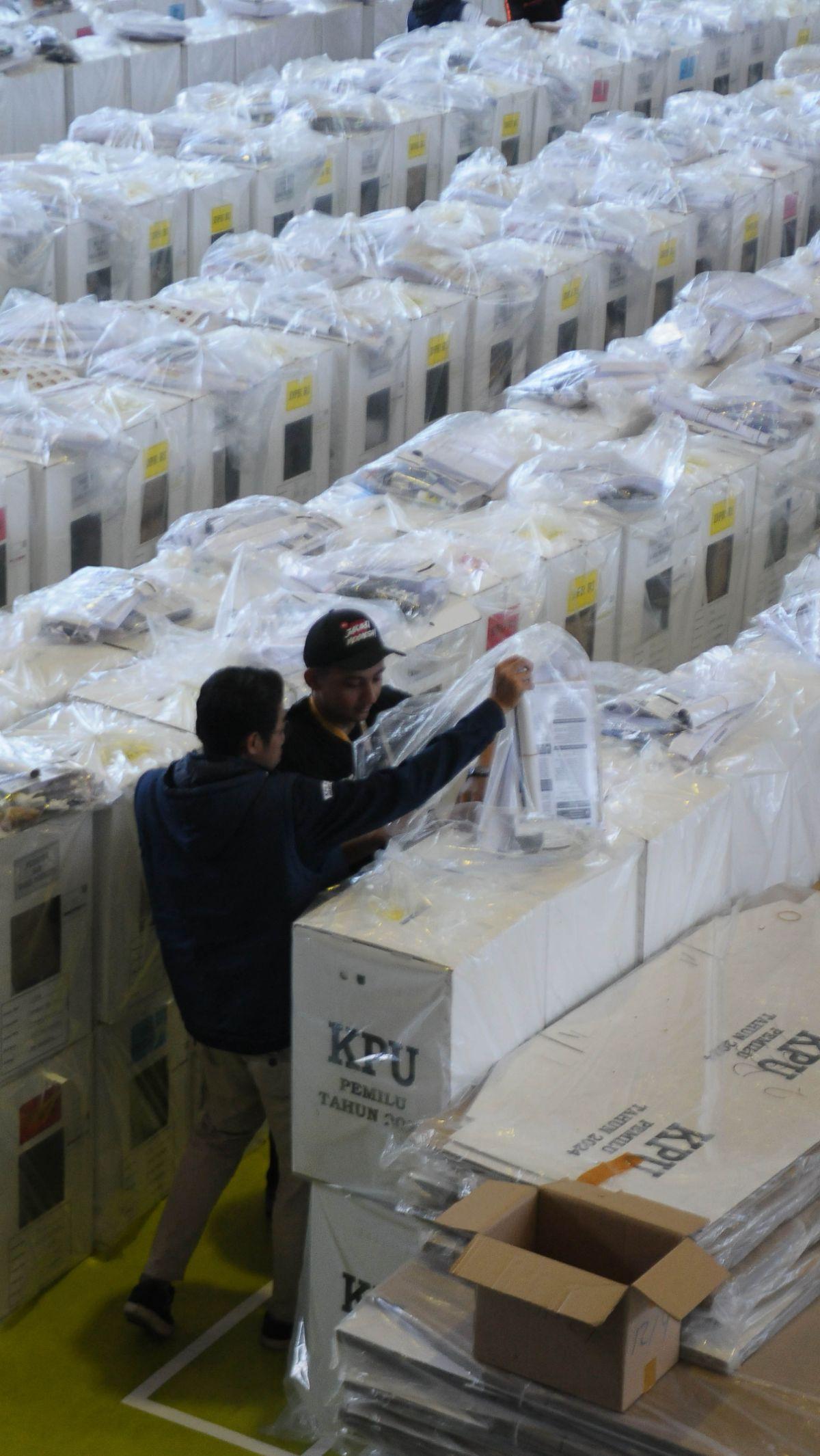 Distribusi logistik Pemilu 2024 ditargetkan sampai ke seluruh tempat pemungutan suara di Ibu Kota paling lambat hari ini, Selasa (13/2).&nbsp;Merdeka.com/Imam Buhori