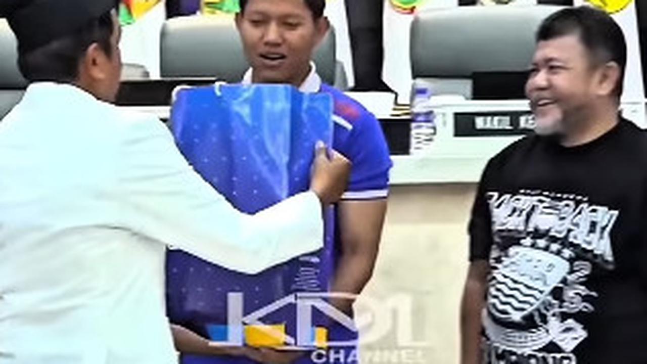 Dedi Serahkan Bonus