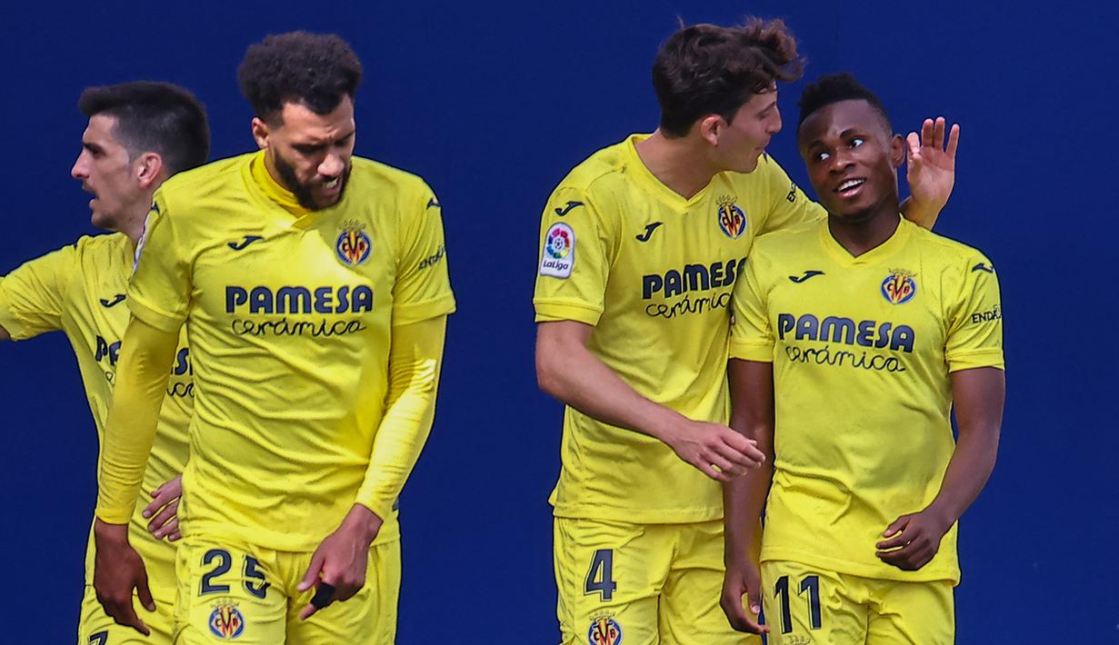 Para pemain Villarreal merayakan gol ke gawang barcelona yang dicetak gelandang Samuel Chukwueze (kanan) dalam laga lanjutan Liga Spanyol 2020/2021 pekan ke-32 di The Ceramica Stadium, Villarreal, Minggu (25/4/2021). Villarreal kalah 1-2 dari Barcelona. (AFP/Jose Jordan)