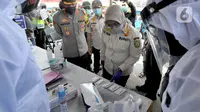 Bupati Bogor Ade Yasin memeriksa hasil rapid tes antigen di kawasan Pasar Cisarua, Jumat (12/02/2021). Tes cepat antigen oleh petugas gabungan Satgas Covid-19 itu dilakukan secara acak sebagai langkah antisipasi penyebaran COVID-19 dari wisatawan di kawasan Puncak Bogor. (merdeka.com/Arie Basuki)