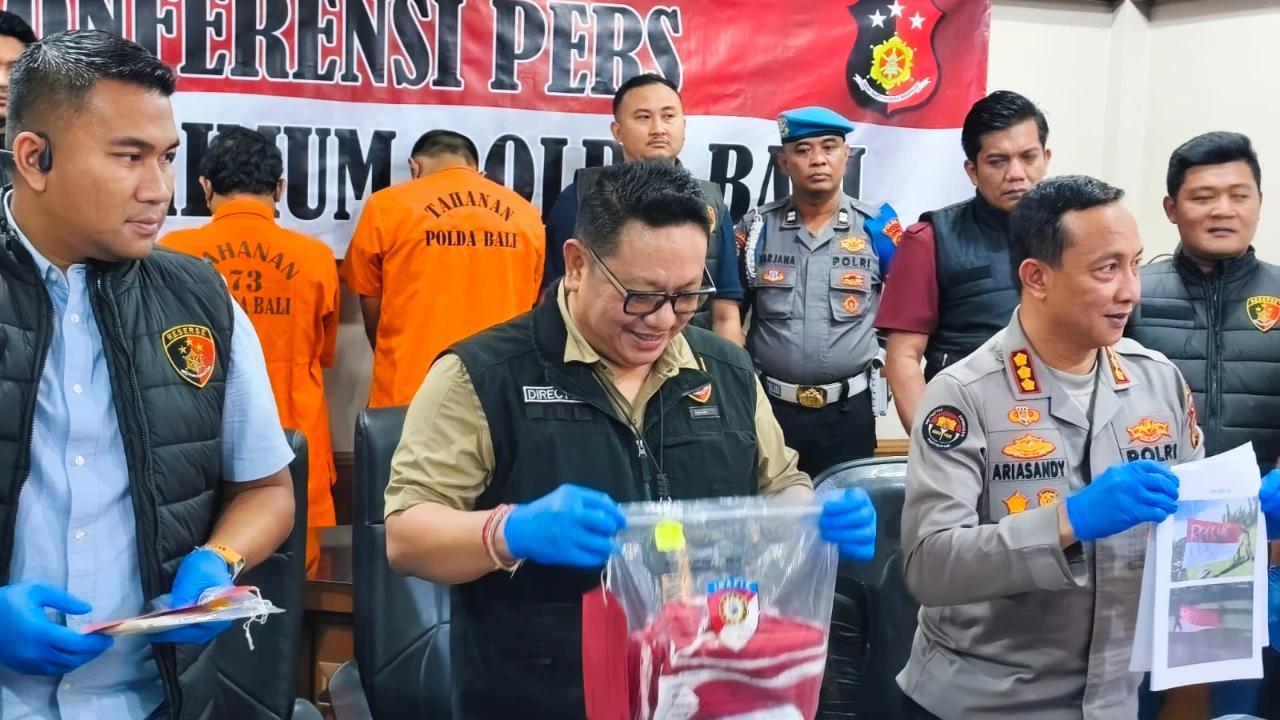Protes RKUHAP, ini Sosok 2 Pemuda yang Turunkan dan Coret Bendera Merah Putih di Bali,