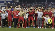 Para pemain dan official Timnas Indonesia U-22 merayakan kemenangan atas Myanmar U-22 pada semifinal SEA Games 2019 di Stadion Rizal Memorial, Manila, Sabtu (7/12). Indonesia menang 4-2 atas Myanmar. (Bola.com/M Iqbal Ichsan)