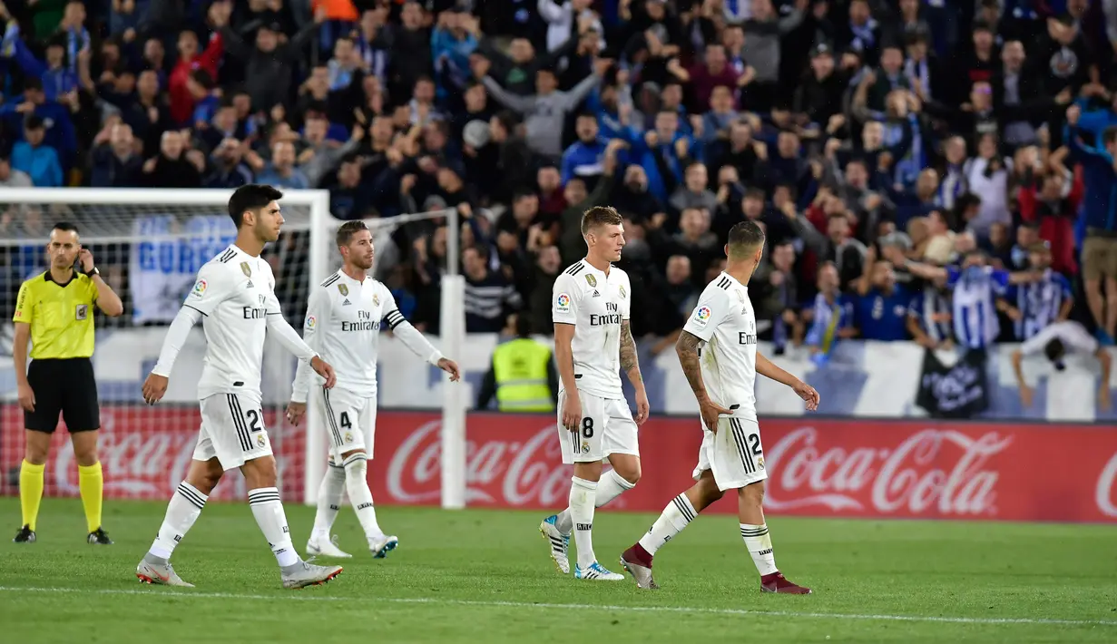 Para pemain Real Madrid meninggalkan lapangan setelah kalah dalam pertandingan melawan Deportivo Alaves pada lanjutan La Liga Spanyol di stadion Mendizorroza, di Vitoria (6/10). Madrid takluk 1-0 Deportivo Alaves. (AP Photo/Alvaro Barrientos)