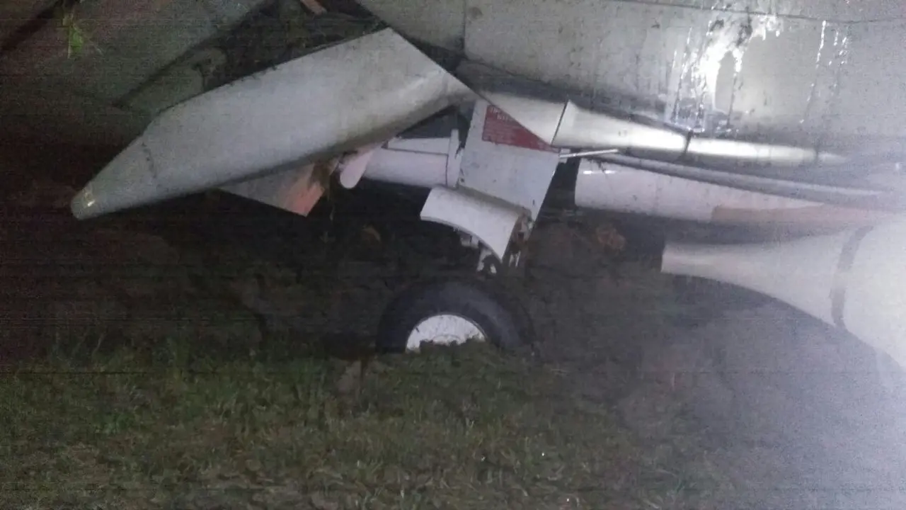Roda pendaratan bagian depan pesawat Lion Air yang tergelincir di Bandar Udara Jalaludin Gorontalo patah. (Liputan6.com/Arfandi Ibrahim)