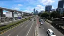 Penurunan volume arus lalu lintas terlihat jelas jika dibandingkan hari kerja normal. Tampak dalam foto, suasana ruas jalan Jenderal Gatot Subroto, Jakarta, saat pemberlakukan kebijakan Work From Home (WFH) untuk Aparatur Sipil Negara (ASN), Jumat (10/4/2026). (Kapanlagi.com/Budy Santoso)