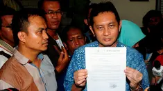 Tersangka kasus korupsi pengadaan bus TransJakarta Udar Pristono (kanan) menjalani sidang praperadilan di PN Jakarta Pusat, Rabu, (18/3/2015). Udar Pristono mempraperadilankan Kejaksaan Agung atas penyitaan aset miliknya. (Liputan6.com/Yoppy Renato)