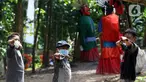 Anak-anak yang tergabung dalam Ketapel Anak Ciliwung (Kancil) bermain ketapel di kawasan Ciliwung Muara Baru, Jakarta, Selasa (9/11/2021). Selain melestarikan permainan tradisional, bermain ketapel dapat melatih kesabaran, konsentrasi dan motorik otak kanan bagi anak. (Liputan6.com/Herman Zakharia)