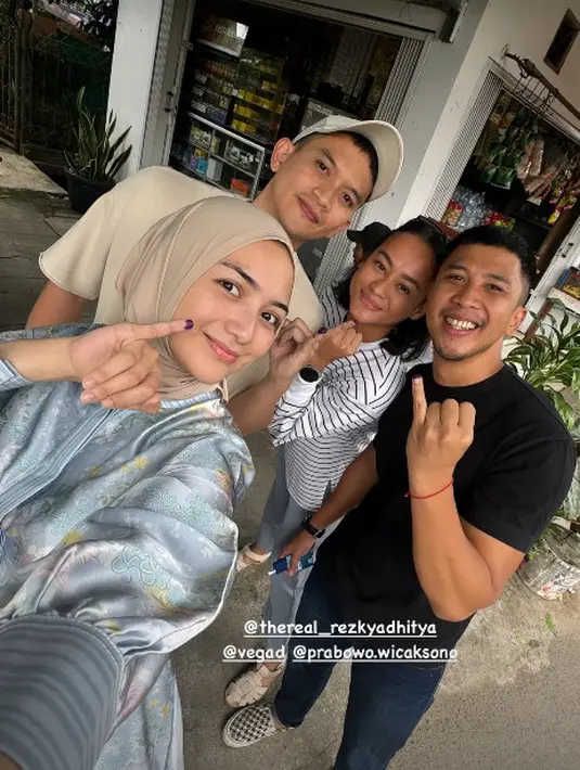 Citra Kirana dan Rezky Adhitya tampil santai dengan sentuhan nuansa cokelat. Citra Kirana kenakan dress satin abu-abu print dengan hijab lilit cokelat. Sedangkan Rezky Adhitya padukan t-shirt cokelat dan celana panjang [@citraciki]