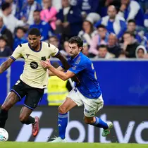 Marcus Rashford berebut bola dengan Eric Garcia dalam laga La Liga Spanyol antara Barcelona dan Real Oviedo di Stadion Carlos Tartiere - AP Photo/Jose Breton