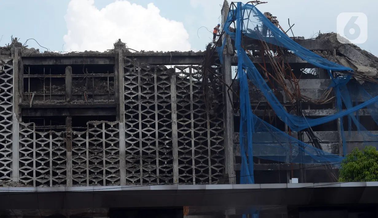 Pekerja membongkar bangunan Gedung Kejaksaan Agung setelah terbakar di Jakarta, Rabu (14/4/2021). Komisi III DPR menyetujui penambahan anggaran Kejaksaan Agung sebesar Rp 350 miliar untuk tahun 2021. (merdeka.com/Imam Buhori)