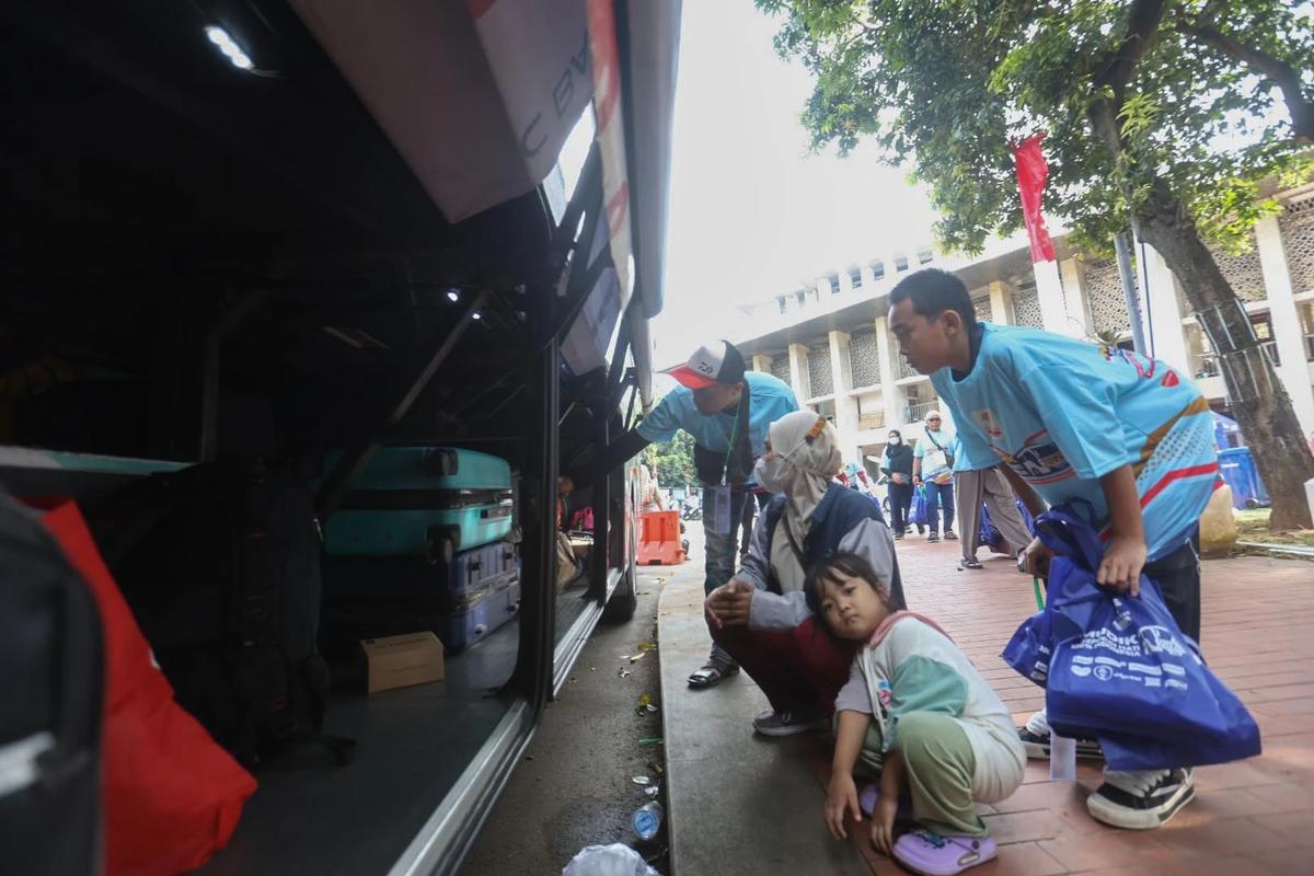 FOTO: Ribuan Pemudik Berangkat dari Masjid Istiqlal Melalui Program Mudik Gratis