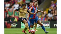 Pemain Arsenal, Alexis Sanchez berusaha melewati hadangan pemain Crystal Palace, Yohan Cabaye pada laga Liga Inggris di Stadion Selhurst Park, Inggris, Minggu (16/8/2015). Arsenal taklukan Palace 2-1. (Reuters/Toby Melville)