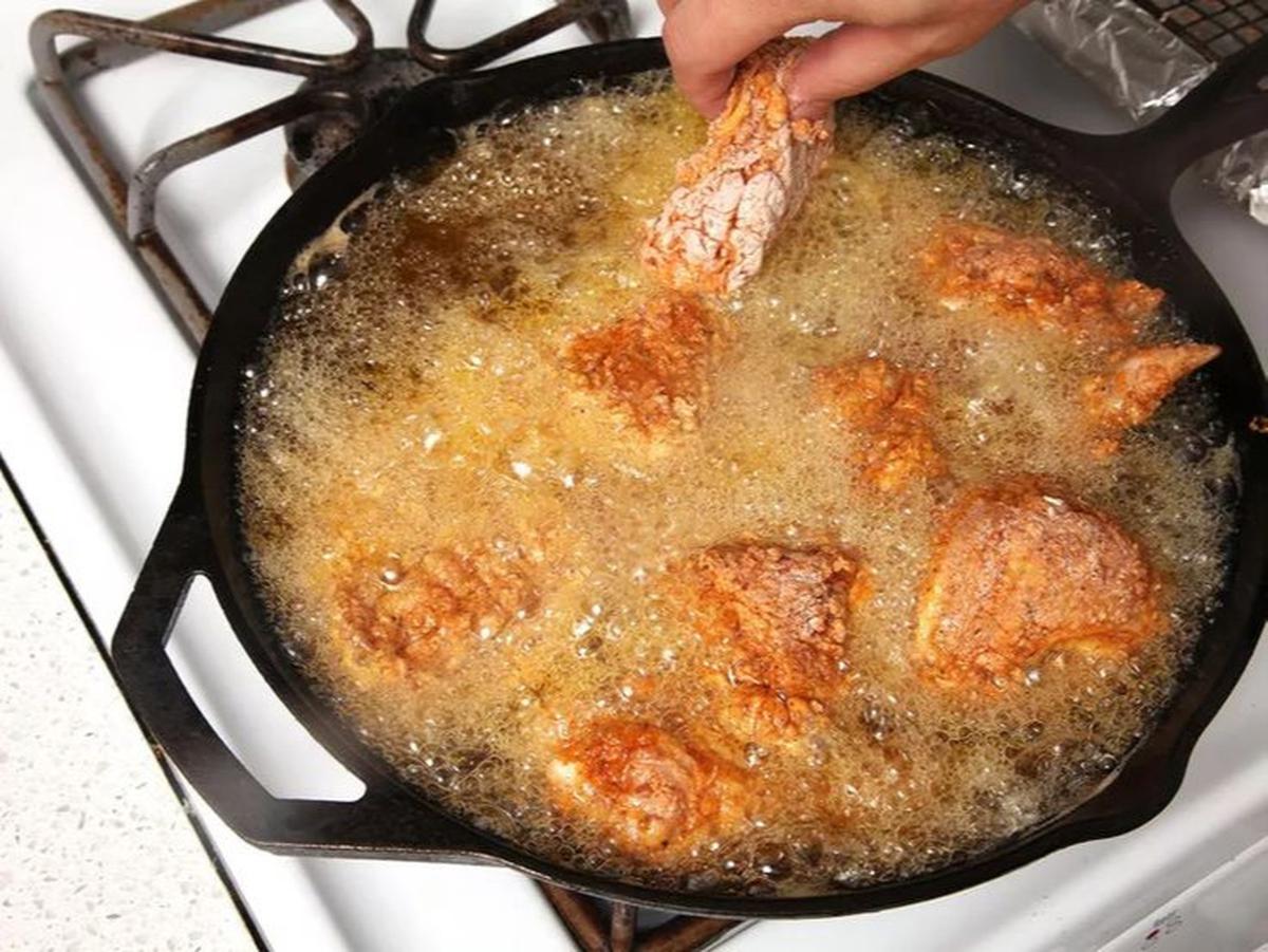 Menggoreng ayam