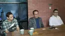 Editor in Chief Bola.com, Darojatun (tengah), Vice Editor in Chief, Erwin Fitriansyah (kiri) dan Deputy CEO KLY, Danny Purnomo (kanan) ikut hadir menemui perwakilan Persik Kediri di Kantor Bola.com, Jakarta. (Bola.com/M Iqbal Ichsan)