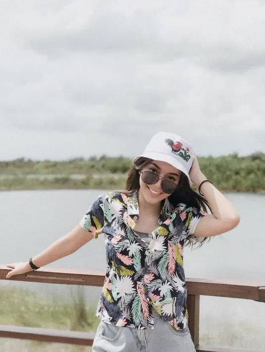 Aktris sekaligus dancer ini memang dikenal memiliki paras memesona. Namun, Fay Nabila terlihat makin menawan saat ia mengenakan topi yang terlihat begitu cocok dipakai. Kali ini ia tampil keren dengan bucket hat.(Liputan6.com/IG/@faynabilalxndr)