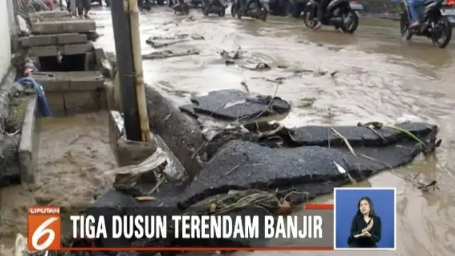 Para pengendara harus berhati-hati saat melintasi jalan yang terkelupas ini.