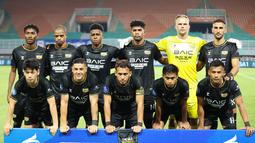 Skuad Dewa United ketika bertanding melawan Persebaya Surabaya pada pekan ke-24 BRI Liga 1 di Stadion Pakansari, Kabupaten Bogor, Jumat (21/2/2025) malam WIB. (Bola.com/Abdul Aziz)