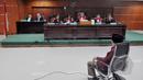 Fuad Amin Imron saat mendengarkan dakwaan JPU saat menjalani sidang perdana di Pengadilan Tipikor, Jakarta, Kamis (7/5/2105). Sidang kali ini mengagendakan pembacaan dakwaan oleh jaksa penuntut umum (JPU). (Liputan6.com/Andrian M Tunay)