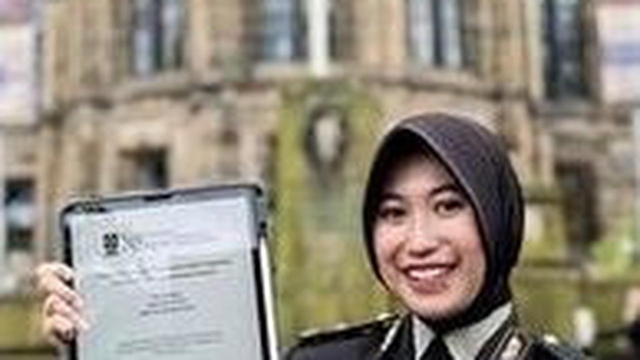 Di mana akhirnya Ia memilih melanjutkan pendidikan di University of Glasglow, Inggris.<br>