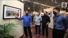 Direktur Utama Bank BTN Haru Koesmahargyo Bersama Corporate Secretary Bank BTN Ari Kurniaman meninjau Pameran Foto Anugerah Jurnalistik Bank BTN Tahun 2022 di Menara BTN, Jakarta, Kamis (10/3/2022). (Liputan6.com/HO/BTN)