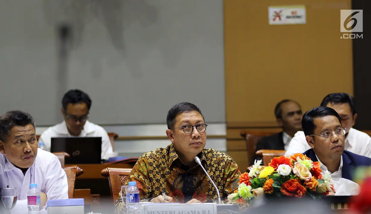 Menteri Agama Lukman Hakim Saifuddin (tengah) saat mengikuti Raker dengan Komisi VIII DPR di Kompleks Parlemen, Senayan, Jakarta, Selasa (4/9). Raker membahas Rencana Kerja/Anggaran Kementerian Agama Tahun Anggaran 2019. (Liputan6.com/Johan Tallo)