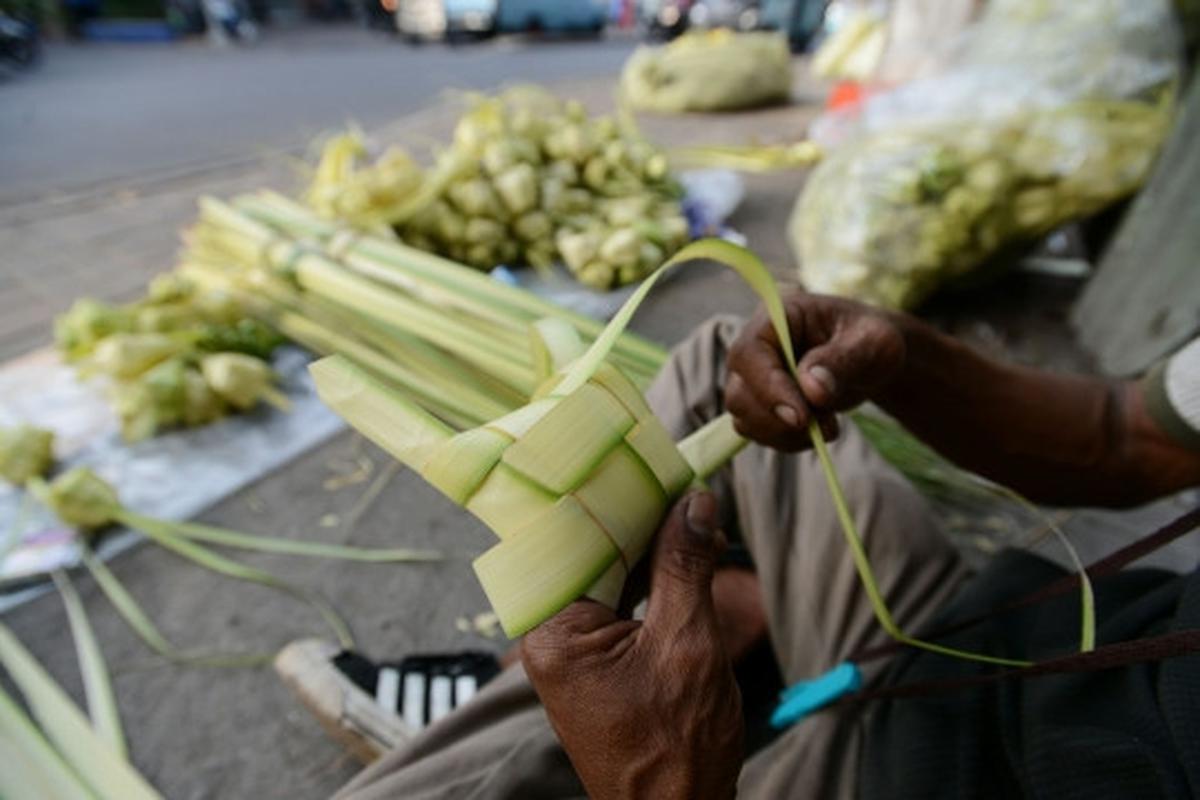 Berkah Lebaran, pedagang kulit ketupat di Palmerah panen rezeki
