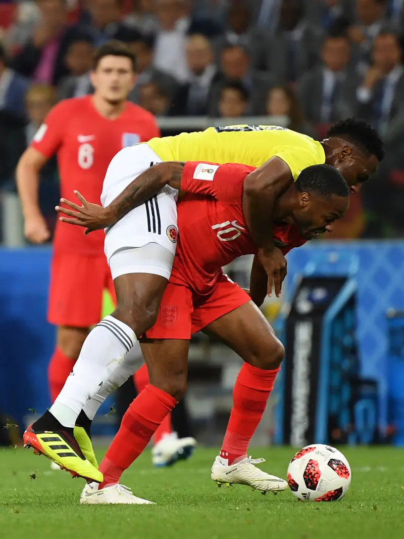 Raheem Sterling Menggendong Yerry Mina