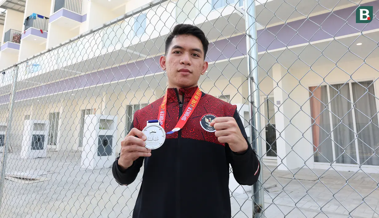 Alfadhila Ramadhan berpose dengan medali perak cabor Kun Bokator nomor Men's Spirit Form di perkampungan atlet SEA Games 2023, Sport Village, Phnom Penh, Kamboja, Jumat (5/5/2023). Alfadhila Ramadhan menduduki posisi kedua cabor Kun Bokator nomor Men's Spirit Form dengan memperoleh poin 7,67. (Bola.com/Abdul Aziz)