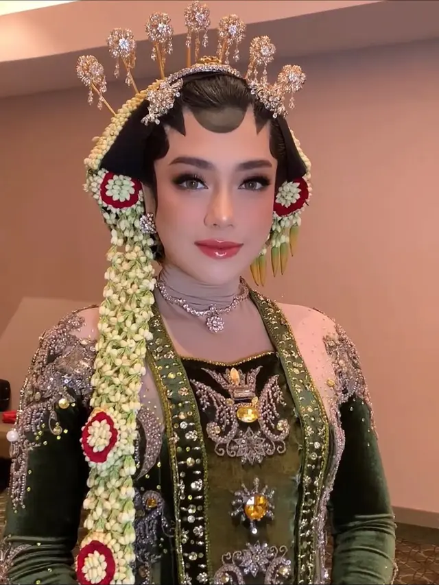 Potret Celine Evangelista dengan Paes Jawa Hijab untuk Film Danyang Wingit/ Instagram @hepidavid