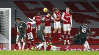 Gelandang Manchester United, Bruno Fernandes, melepaskan tendangan bebas saat melawan Arsenal pada laga Liga Inggris di Stadion Emirates, Sabtu (30/1/2021). Kedua tim bermain imbang 0-0. (AP Photo/Alastair Grant, Pool)