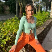 Di sini Cinta Laura tampil bak ABG dengan outfit tabrak warna yang menarik. Atasan lengan panjang berwarna hijau pastel dipadu dengan celana panjang berwarna oranye bisa jadi pilihan untuk acara-acara kasual nan santai. Foto: Instagram.