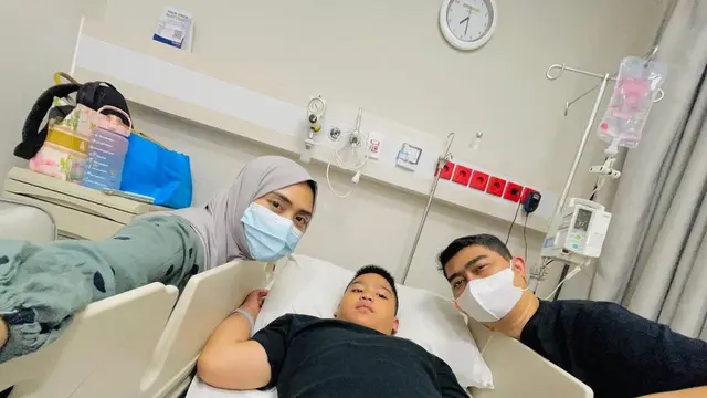 Ustaz Solmed dan April Jasmine melarikan anak ke UGD. (Foto: Dok. Instagram @apriljasmine85)
