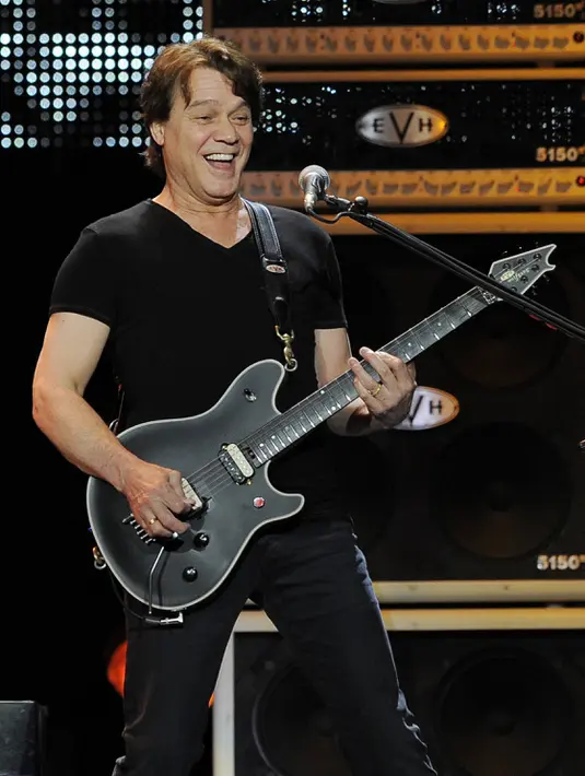 Foto file 1 Juni 2012 ini menunjukkan gitaris Eddie Van Halen dari band Van Halen tampil di Los Angeles. Musisi Belanda-Amerika legendaris ini telah menjalani perawatan untuk kanker tenggorokan yang dideritanya. (Photo by Chris Pizzello/Invision/AP, file)