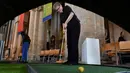 Pendeta Rachel Philips untuk Misi dan Pertumbuhan bermain di lapangan golf kecil yang didirikan di dalam Katedral Rochester, Inggris pada 6 Agustus 2019. Pengunjung dapat bermain secara gratis di lapangan golf yang berlangsung sepanjang Agustus ini. (Ben STANSALL / AFP)