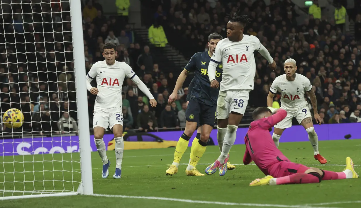 Dua gol lainnya diborong oleh Richarlison, sedangkan satu gol lagi diciptakan Destiny Udogie. (AP Photo/Ian Walton)