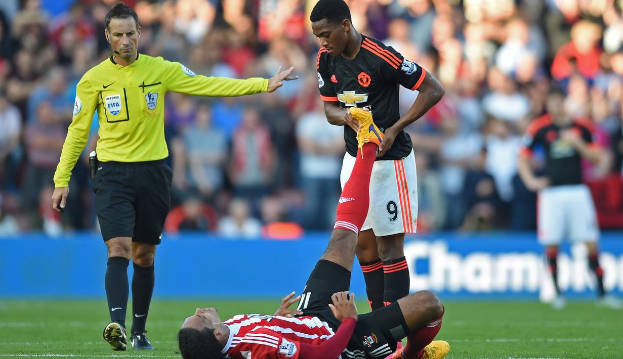 Anthony Martial membantu pemain Southampton, Virgil van Dijk dalam lanjutan Liga Premier Inggris di Stadion St. Mary, Southampton, Minggu (20/9/2015). (Action Images via Reuters/Tony O'Brien)