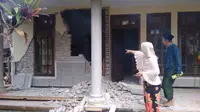 Dua warga mengamati rumah yang mengalami kerusakan akibat dampak dari Gempabumi Selatan Malang M 6,1 di Kabupaten Malang, Sabtu (10/4). (Dok BPBD Kabupaten Malang)