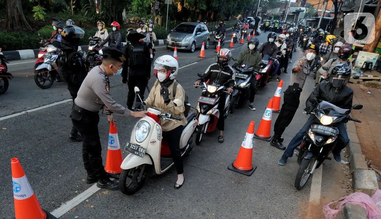 Aparat gabungan dari TNI-POLRI dan Dishub memeriksa kelengkapan dokumen pengendara bermotor  yang melintasi kanalisasi pos penyekatan PPKM Darurat di Jalan Raya Lenteng Agung, Jakarta, kamis (8/7/2021). (merdeka.com/Arie Basuki)