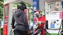 Petugas SPBU menggunakan alat pelindung wajah saat melayani pengendara di SPBU 31-164-01, Margonda, Depok, Jawa Barat, Jumat (8/5/2020). Penggunaan alat pelindung wajah merupakan upaya untuk melindungi diri dalam pencegahan penyebaran virus COVID-19. (Liputan6.com/Helmi Fithriansyah)