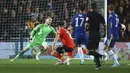 Pemain Luton Town Carlos Mendes Gomes (kiri) gagal menyelamatkan bola saat pemain Chelsea Saul (tengah) mencetak gol pada pertandingan sepak bola putaran kelima Piala FA di Kenilworth Road, Luton, Inggris, 2 Maret 2022. Chelsea menang 3-2. (AP Photo/Ian Walton)