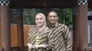 3. Paduan tunik batik motif parang dengan kain senada dan hijab warna mocca seperti Adelia Pasha ini cocok untuk kondangan. (Instagram/adeliapasha).