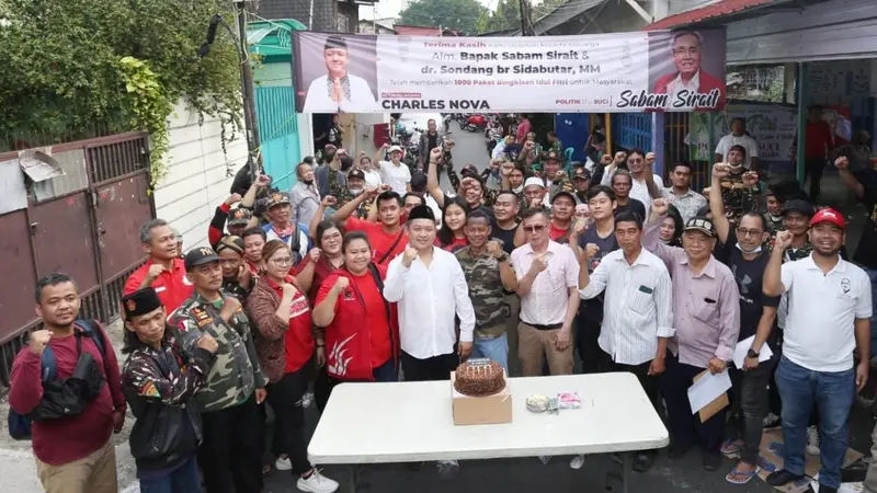 Keluarga mendiang Sabam Sirait terus memberikan perhatian terhadap warga Jakarta. Kali ini, sekitar 1.000 paket bantuan diberikan ke warga Mangga Besar.