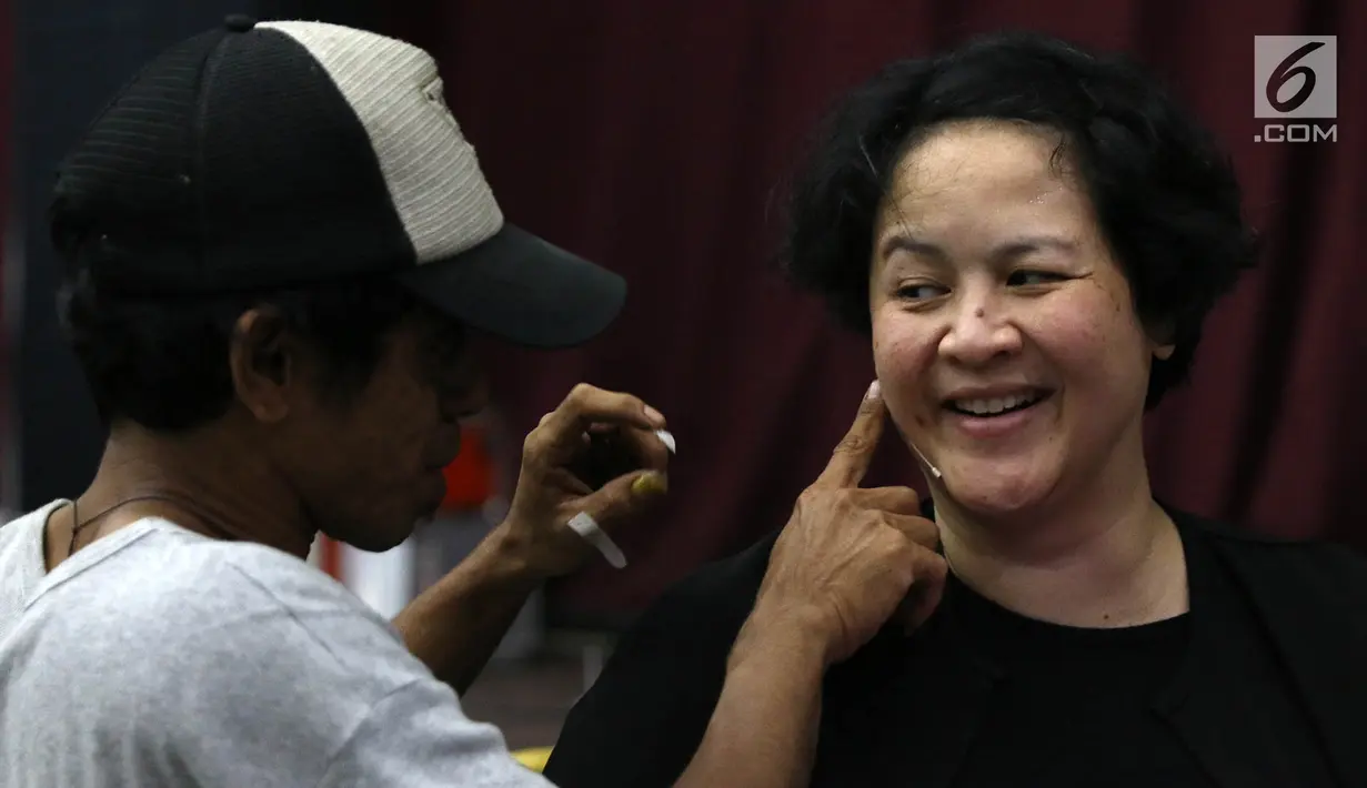 Pemain berlatih pentas teater Perempuan-Perempuan Chairil di Gedung Nyi Ageng Serang, Jakarta, Rabu (8/11). Pementasan ini dimainkan oleh Reza Rahadian, Sita Nursanti, Chelsea Islan, Marsha Timothy, dan Tara Basro. (Liputan6.com/Immanuel Antonius)