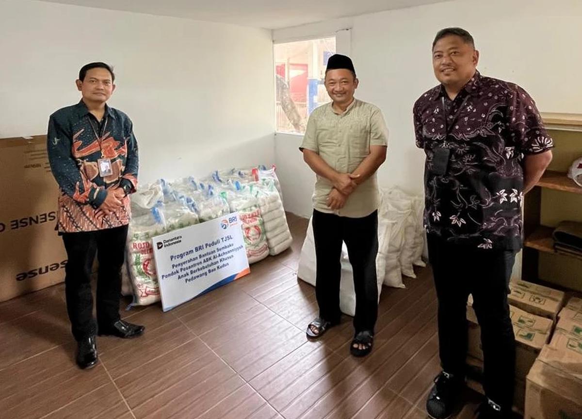 Penyaluran bantuan sembako dari BRI untuk anak berkebutuhan khusus di Kudus.