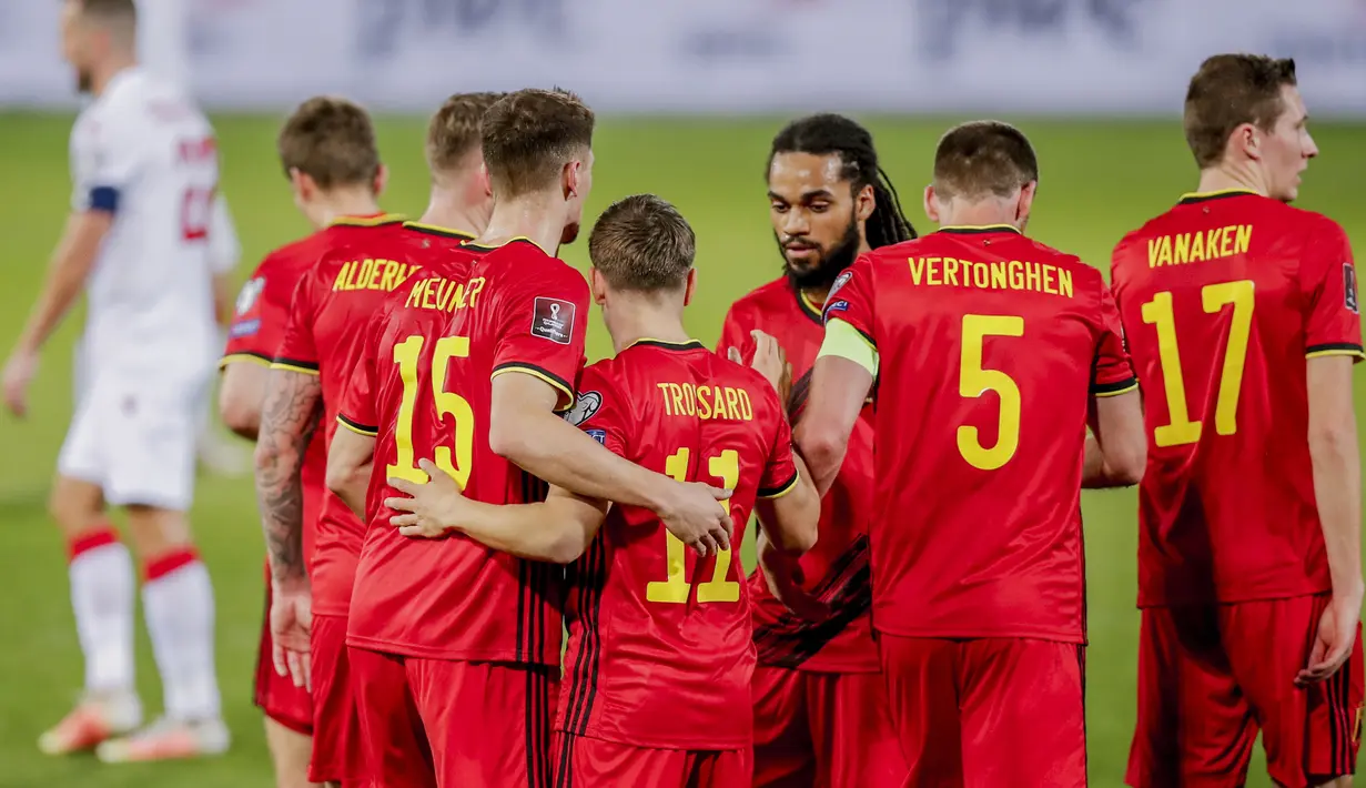 Para pemain Belgia merayakan gol ketiga ke gawang Belarusia yang dicetak striker Leandro Trossard (tengah, belakang) dalam laga Kualifikasi Piala Dunia 2022 Zona Eropa Grup E di King Power Stadium, Belgia, Selasa (30/3/2021). Belgia menang 8-0 atas Belarusia. (AP/Francisco Seco)